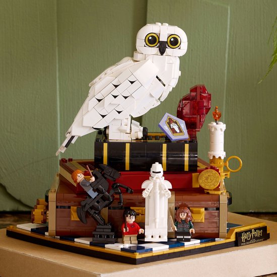 LEGO Harry Potter-bouwset met witte uil, boeken, minifiguren en schaakstukken.