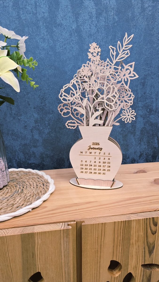 Houten Bloemenvaas Kalender 2026 - 12 lasergesneden vellen Januari-December – Natuurlijke Tafeldecoratie – Perfect Cadeau voor Iedereen