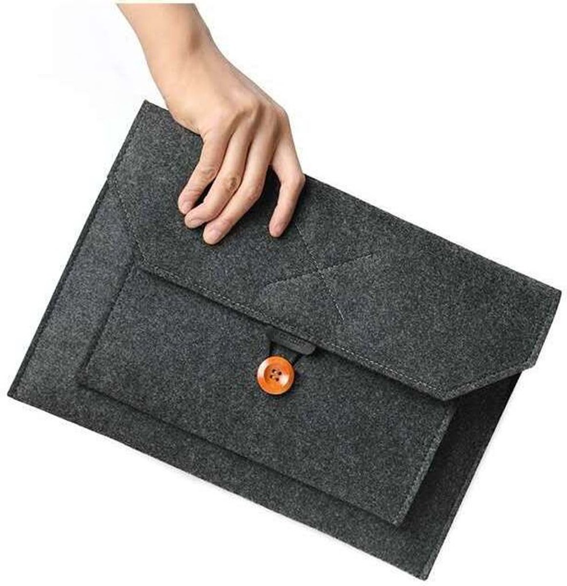 Een draagtas, geschikt voor 15-inch laptops en tablets, gemaakt van vilt en kunstleer.