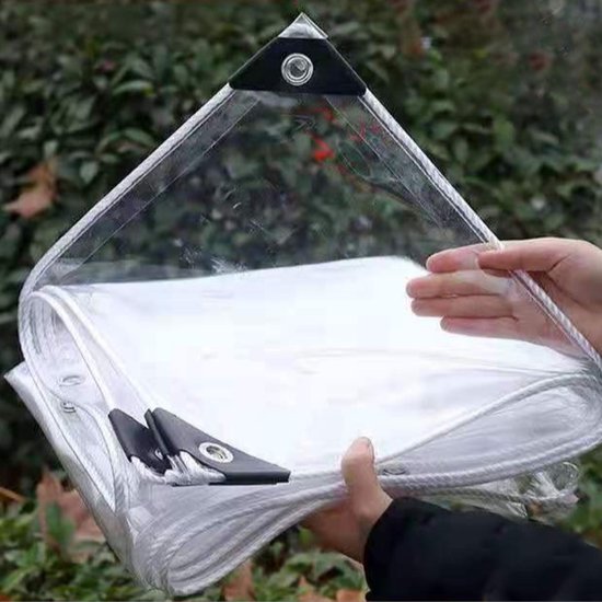 Een transparant zeildoek met versterkte hoeken en oogjes wordt door mensen vastgehouden.