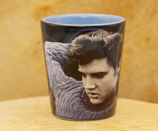 Bekertje Elvis Preley met blauw gebreide trui - Shotglas Elvis Presley - Elvis Presley klein kopje - Elvis Presley Officially licensed product - Elvis Presley cadeau artikelen - Rock & roll ster bekertje - cadeau voor Elvis Presley fan