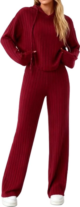 Ensemble tricoté bordeaux avec sweat à capuche et pantalon large, à motif côtelé. Modèle avec les mains dans les poches.