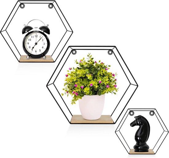 Drie zeshoekige wandplanken met houten bodems, versierd met een wekker, een plant en een schaakstuk.