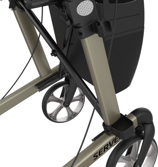 Close-up van de 'Serve' rollator in mat goud met een zwarte mand en vier wielen.