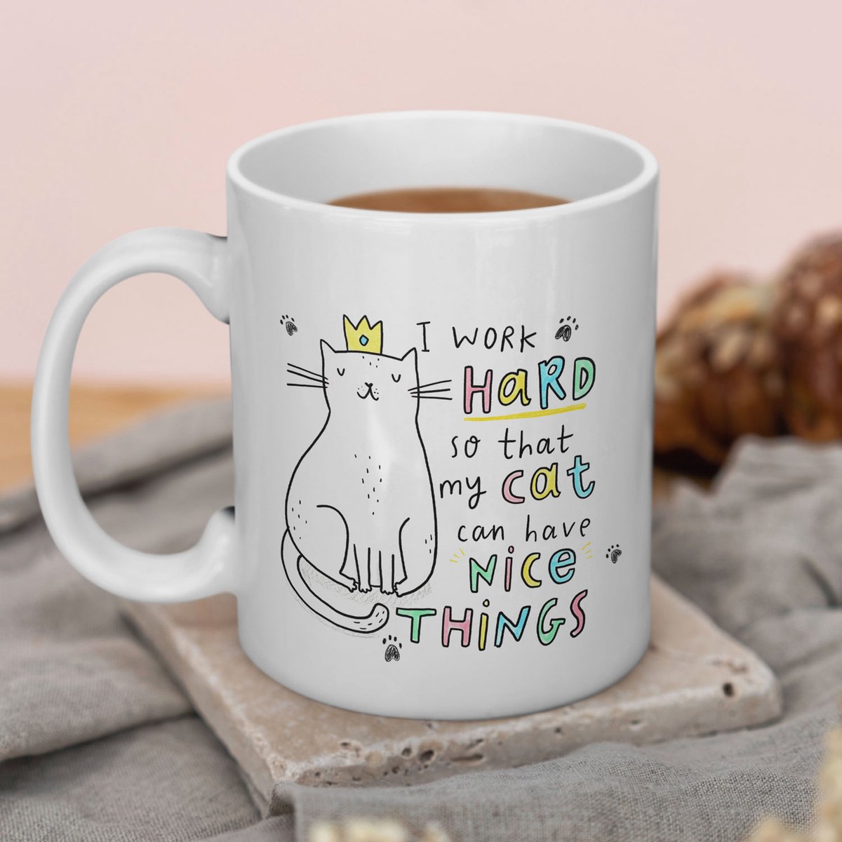 Creasowl® I Work Hard So My Cat Can Have Nice Things Mok 325ml – Grappige Keramische Koffiemok met Tekst - Cadeau voor Kattenliefhebbers - Humoristische Mok voor Koffie of Thee
