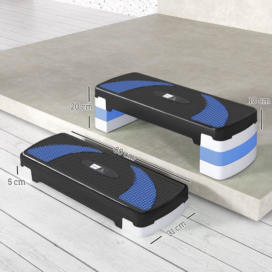 Twee zwarte aerobic steps met blauwe patronen, naast elkaar met afmetingen aangegeven.