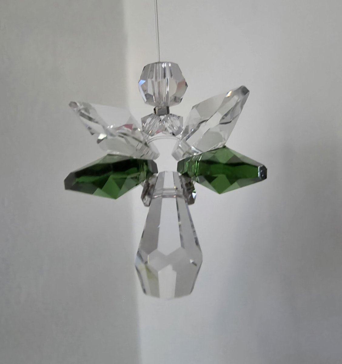 CrystalDesign Geluksengel Groen Raamhanger, gemaakt met o.a. Swarovski Kristallen (32% volloodkristal) Suncatcher, Beschermengel, Engel, Engeltje, Kristal, Kerstengel, Kerst, Kerstdecoratie, Raamdecoratie, Cadeau, Hanger, Decoratie, Raamkristal, Kerst-pakket.