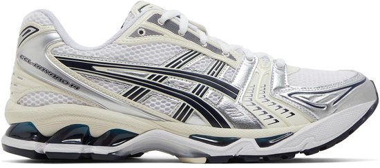 Basket Asics Gel-Kayano 14 blanche avec des rayures argentées et bleu marine.