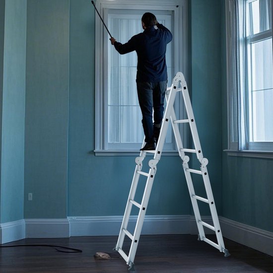 Man op ladder bij raam, gebruikt schoonmaakgereedschap.
