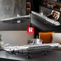 Grijze en witte modelonderzeeër, tentoongesteld op een bureau en een plank.