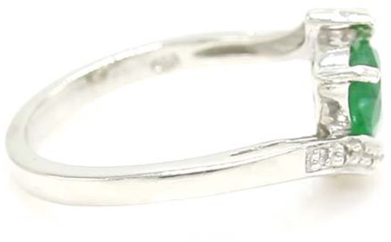 Zilveren ring met een groene steen en kleine witte steentjes aan de zijkant van de band.