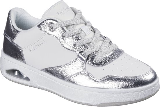 Witte Skechers sneaker met zilverkleurige metallic accenten op de neus, zijkant en hiel.