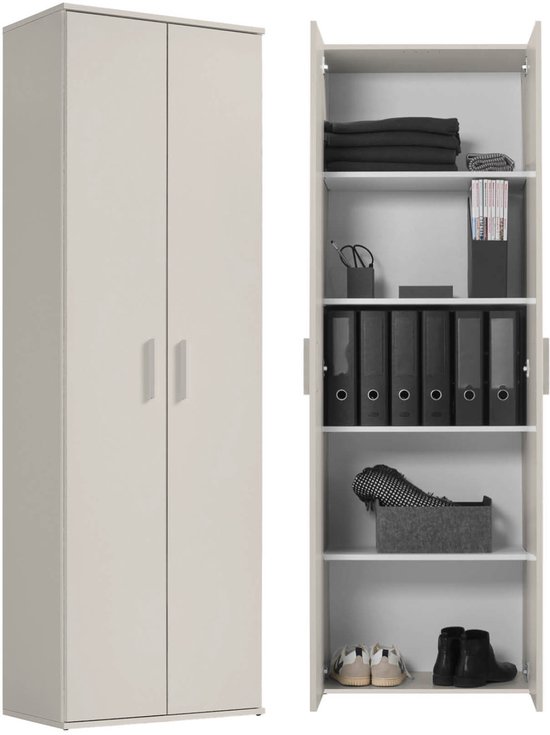 Grijze beige kast met twee deuren, gevuld met kleding, mappen, schoenen en een mand.
