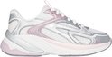 Zij-aanzicht van een witte sneaker met zilveren en roze metaalachtige accenten.