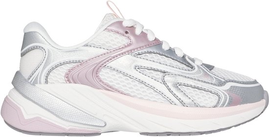 Zij-aanzicht van een witte sneaker met zilveren en roze metaalachtige accenten.
