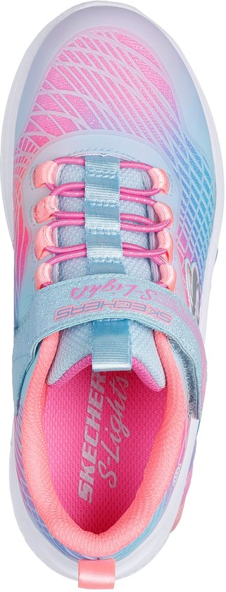 Bovenaanzicht van roze, blauwe en paarse sneakers met klittenbandsluiting, veters en lichtjes.
