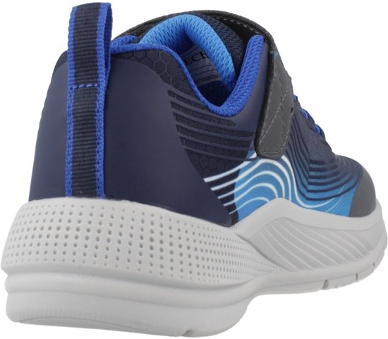 Achterkant van een blauwe Skechers sneaker met perforaties op de grijze zool.