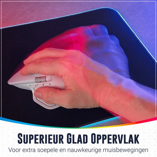 Hand die een muis beweegt over het super gladde oppervlak van de zwart RGB muismat.