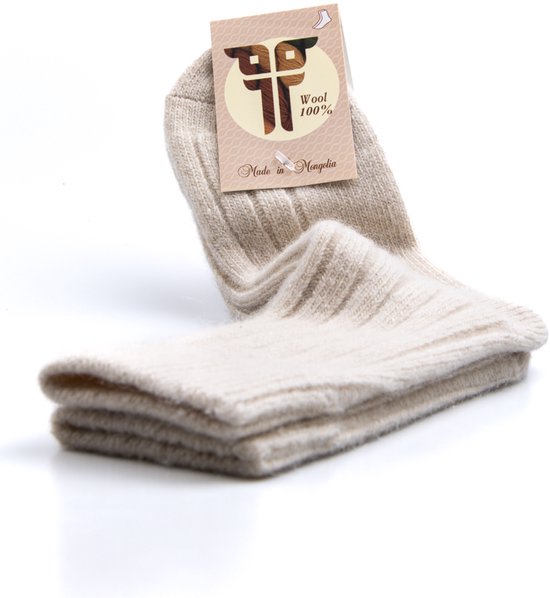 Crème wollen sokken met ribbelpatroon en een label waarop 'Wool 100%' en 'Made in Mongolia' staat.