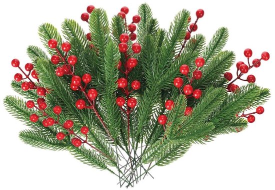 Boeket van kunstkersttakken met veel realistische rode besjes.