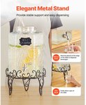 Transparante glazen drankdispenser met getextureerd oppervlak, gevuld met fruit en water, op een zwarte metalen standaard. Inclusief krijtbordje en close-ups.