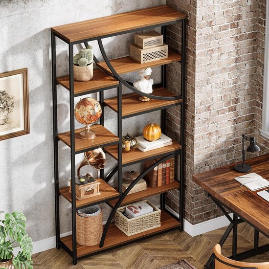 Bruine en zwarte boekenkast met decoraties zoals een cactus, globe en pompoen.