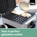 Wafelmaker Gadgy met deksel open, deeg wordt in de vierkante bakvorm gegoten.