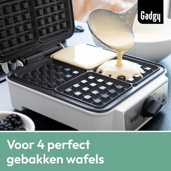 Wafelmaker Gadgy met deksel open, deeg wordt in de vierkante bakvorm gegoten.