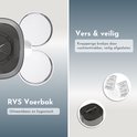 Collage: Binnenkant van een automatische voerbak. Twee zakjes silicagel en een 'Safety Lock' product.