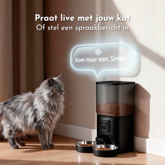 Grijze kat kijkt naar een zwarte automatische voerbak met twee RVS voerbakken. Een spraakbubbel toont "Kom maar eten, Simba".