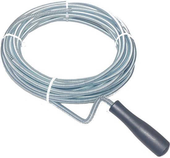 Een ontstoppingveer van 10 meter met een diameter van 8 mm, gewikkeld in een cirkel met een zwarte handgreep.