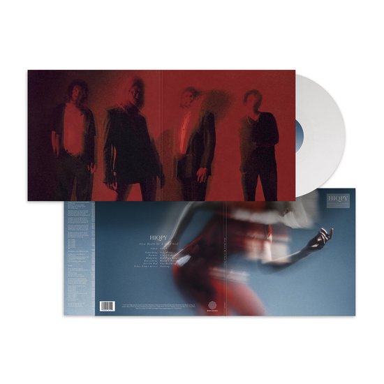 Een gatefold-hoes toont vier mannen in pakken in rood licht. Buiten is een witte vinylplaat en de achterkant van de hoes.