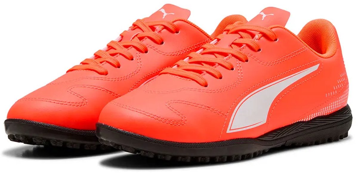 Puma Vitoria II voetbalschoenen voor kinderen in feloranje met zwarte zool, maat EU 35 1/2, modern en comfortabel design.