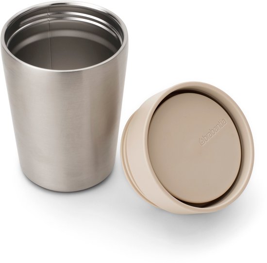 Zilverkleurige thermosbeker zonder deksel, met een apart zandkleurig deksel ernaast.