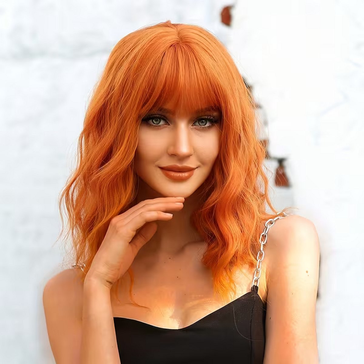 Daity Een 35,56 cm lange, krullende oranje pruik met pony, synthetische pruik, damespruik, geschikt voor dagelijks gebruik of cosplay (oranje).