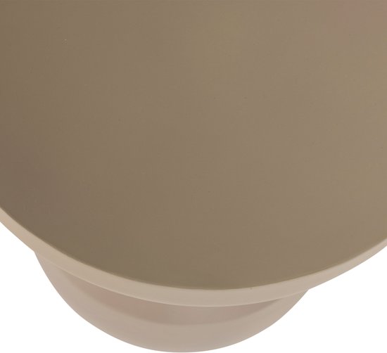 Detail van de ronde bovenkant van een beige bijzettafel.