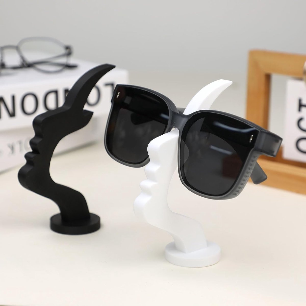2-Pack Kunstzinnige Brilhouder - 3D Geprint Gezichtsvormig Design - Modern Display voor Brillen en Zonnebrillen - Zwart & Wit