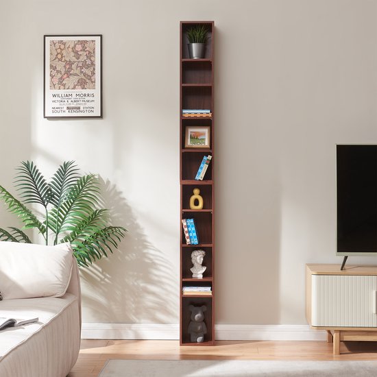 Smalle, hoge bruine boekenkast met 10 vakken, in een woonkamer naast een bank en een tv-meubel.