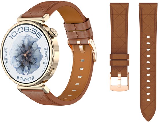 Montre connectée dorée avec bracelet en cuir marron façon crocodile, boucle or rose. À côté de la montre se trouvent deux bracelets marron.
