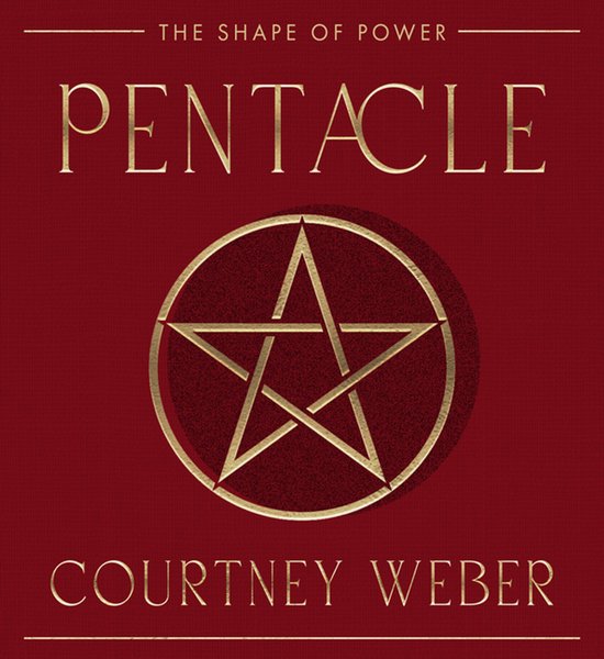 De kaft van het boek 'Pentacle' met een gouden pentagram op een bordeauxrode achtergrond. De tekst 'THE SHAPE OF POWER' en 'COURTNEY WEBER' staat er in goud op.