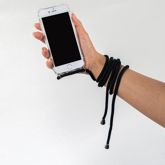 Hand van een vrouw die een transparante telefoon met een zwart koord vasthoudt, om de pols gewikkeld.
