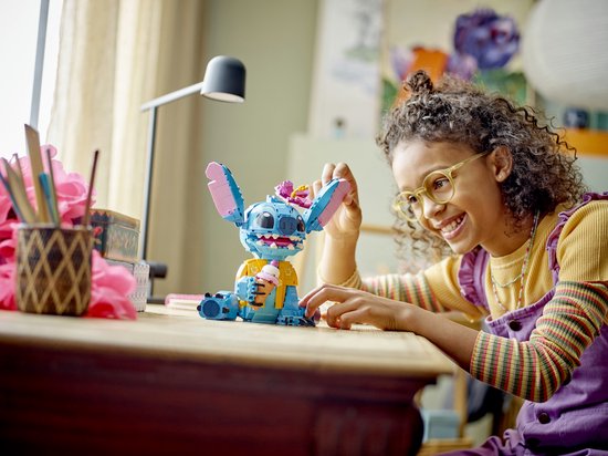 LEGO ǀ Disney Stitch, Jouet de Construction pour Enfants, Set avec Cornet de Glace, Figurine à Construire, Idée Cadeau pour Les Filles et Garçons Dès 9 Ans Fans du Célèbre Film Lilo et Stitch 43249