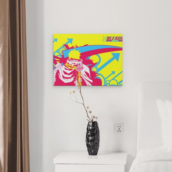 Canvas met anime figuur in felle kleuren, gehangen boven een bijzettafel.