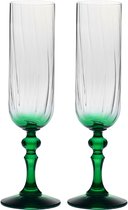 Twee groene champagneglazen met gedetailleerde steel, op een witte achtergrond.