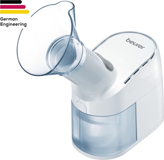 Witte inhalator met transparante blauwe opvangbak en een schuine, transparante mondstuk. Logo "German Engineering" linksboven.