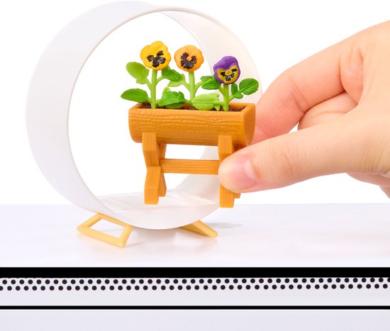 Miniatuur plantenbak met drie viooltjes in gele, oranje en paarse tinten.