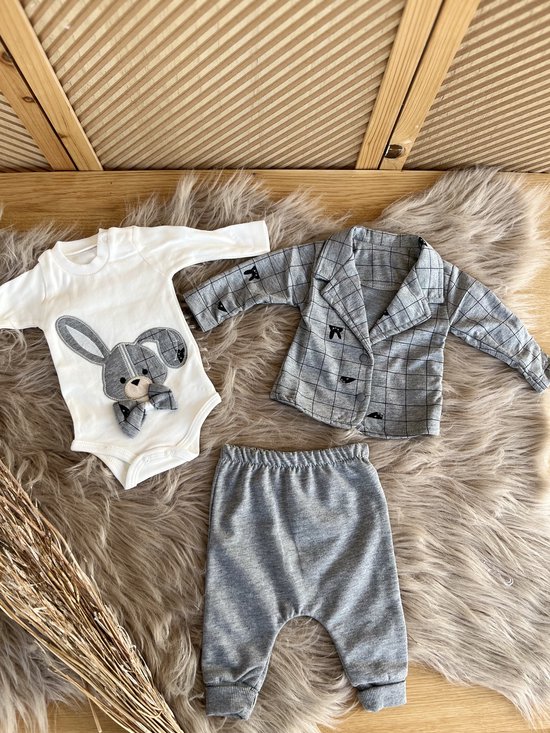 Witte longsleeve body met konijnenapplicatie, grijze blazer en grijze broek.