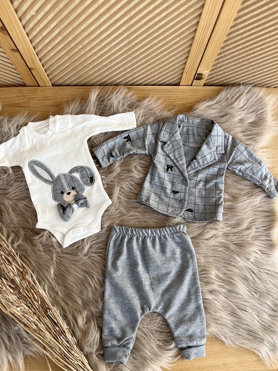 luxe baby pak -jongensset-jongenspak- drie delige katoenen baby set- vest (blazer), broek ,poloshirt -kleur grijs wit -3 tem 6 maanden
