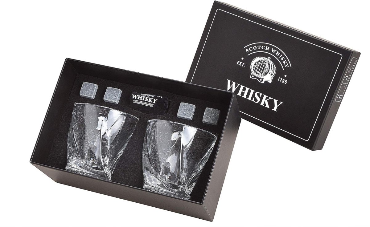 Whiskykoelstenen en whiskyglazen in een geschenkdoos.