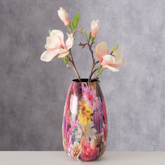 Ovale vaas met bloemenmotief, met twee roze magnolia takken erin. Veelkleurig bloemendessin.